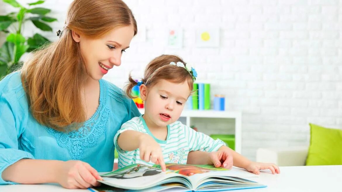 Ученики в библиотеке. Мальчик читает книгу. Читающий рассказывающий делающий. Дети в библиотеке. Читающий рассказывающий делающий.