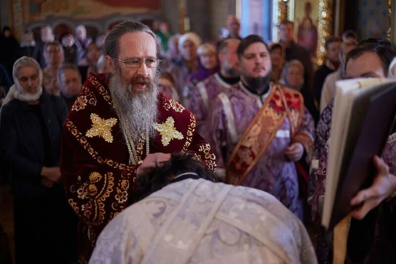 Облачение священнослужителей в праздник воздвижение креста господня. Поддержать священников. Поддержать священников. Поддержать священников. Религиозная организация церковь.