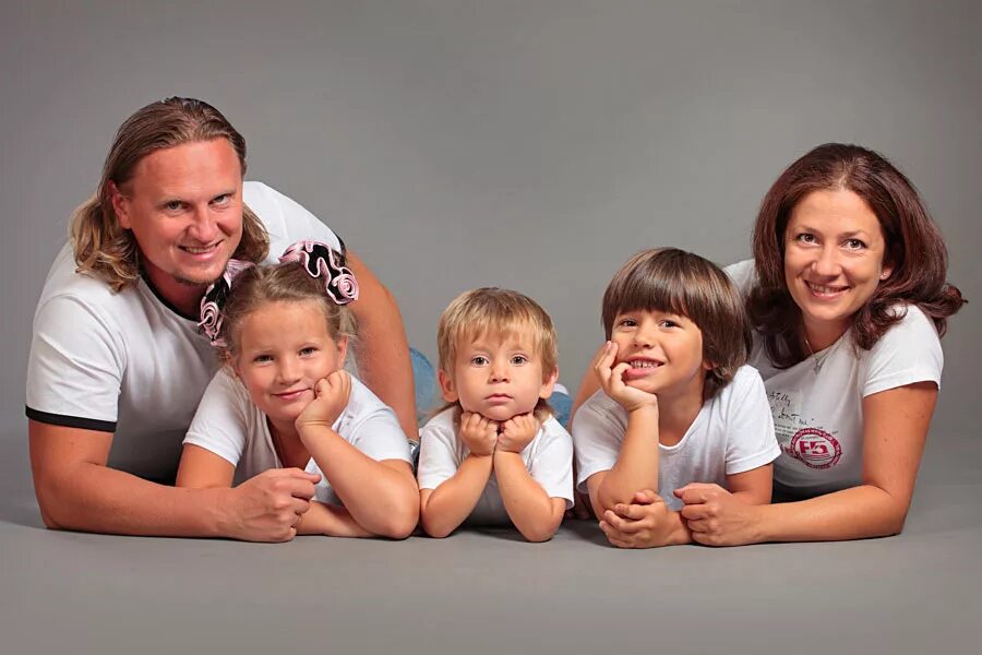 Family smena. Семейная фотосессия. Семейная фотосессия с тремя детьми. Семейная фотосессия в студии. Семейная фотосессия с тремя детьми в студии.