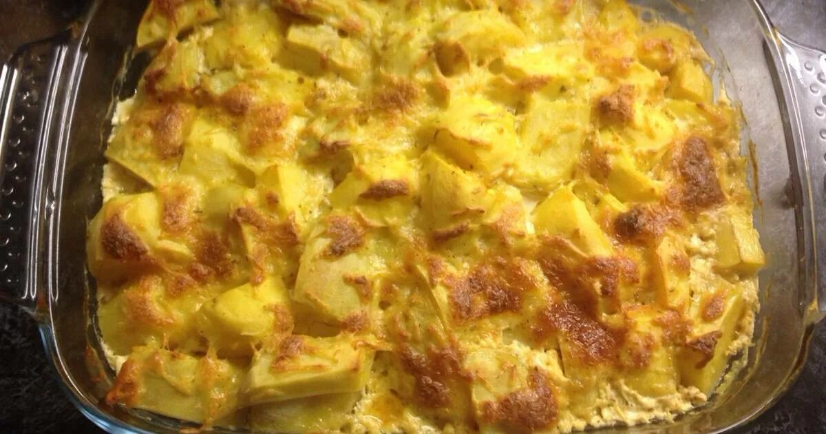 Картошка с мясом в стеклянной форме. Свинина с картофелем в духовке. свинина запеченная с картошкой в духовке. печеная картошка в духовке со свининой. картофель с свининой в духовке на протвине.