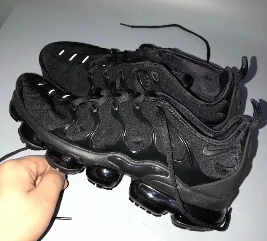 Найки на баллонах. Nike Air VAPORMAX Plus Black. Nike Air Max VAPORMAX Plus. Nike VAPORMAX TN Plus Black. Nike Air VAPORMAX Plus черные.