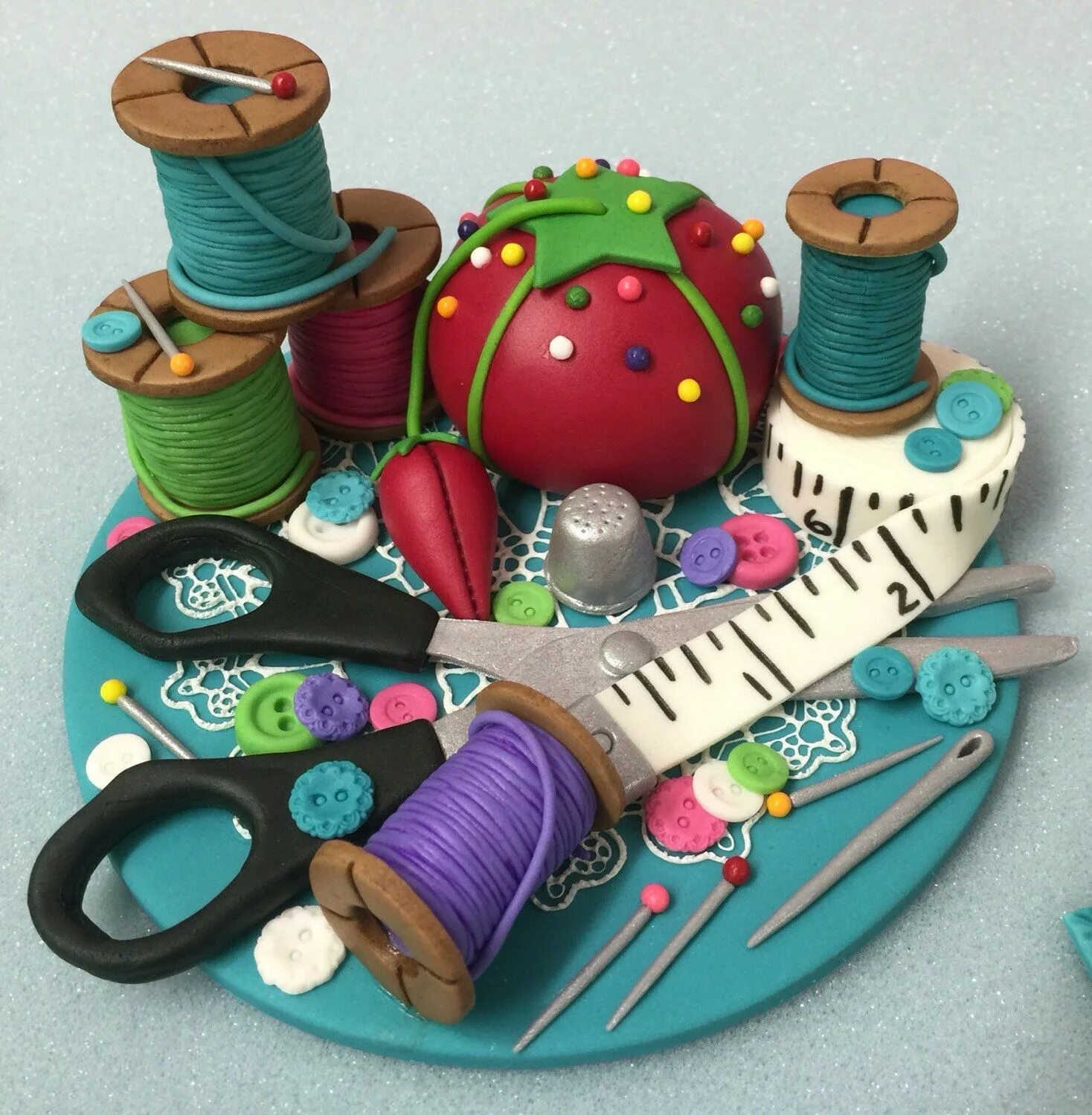 вышивка елочные игрушки. подарок для швеи на новый год. органайзер для рукоделия. коробка органайзер для рукоделия. оригинальный подарок для швеи.