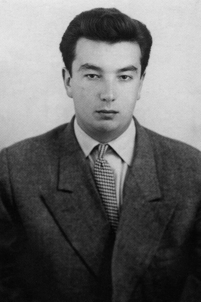 Примаков евгений максимович фото Могилы знаменитостей на московских кладбищах. Известные люди чей день памяти отм