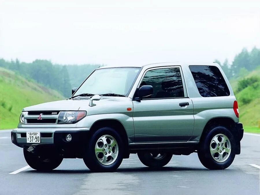 Мицубиси 3 двери. Mitsubishi Pajero io 2000. Mitsubishi Pajero io 1998. Mitsubishi Pajero io 1.8. Mitsubishi Pajero Pinin.