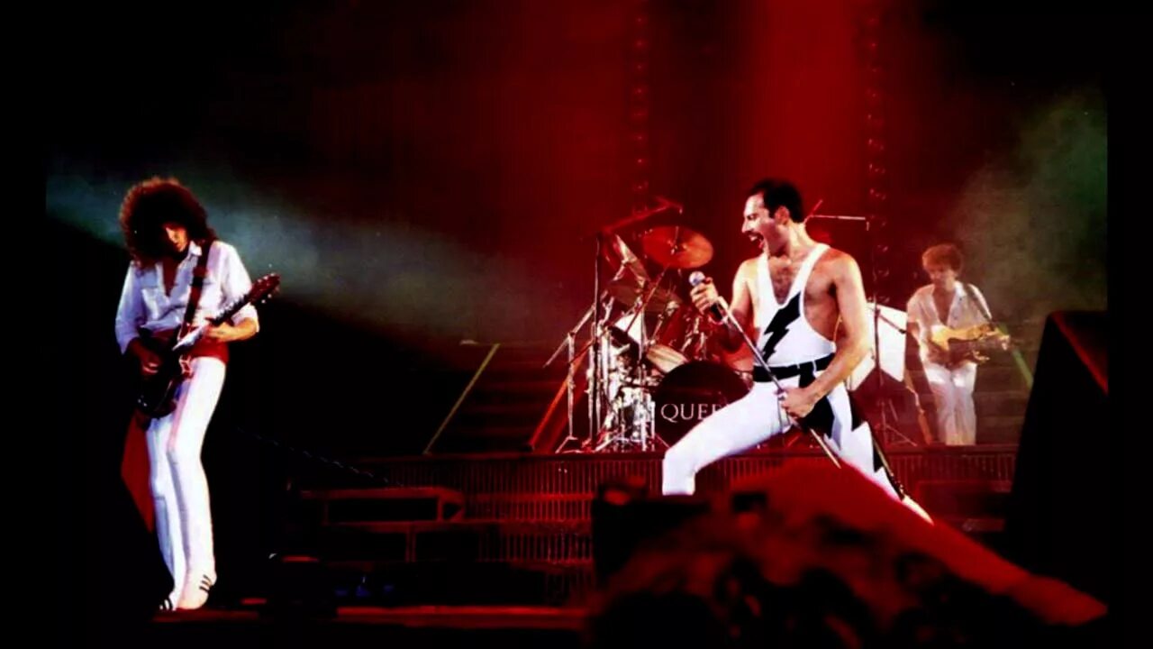 Where does the queen live. Queen 1984. queen mercury 1984. queen live 1980. queen wembley.