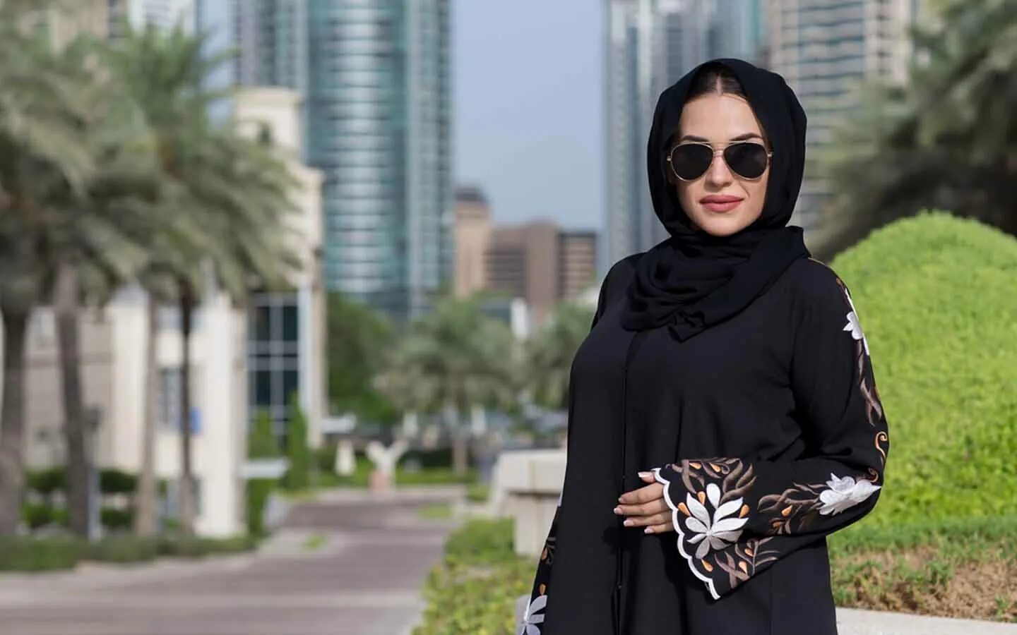 В какой одежде дубай. Абайи Дубай. Дубай Молл абайи. Мусульманские женщины фото. Женская одежда хиджаб.
