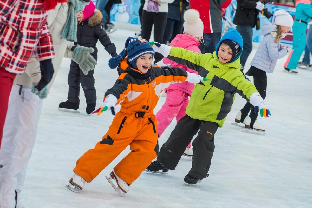 На катке было 15 детей. Дети катаются на коньках. Зимние развлечения. Дети катаются на льду. Спортивные мероприятия зимой.