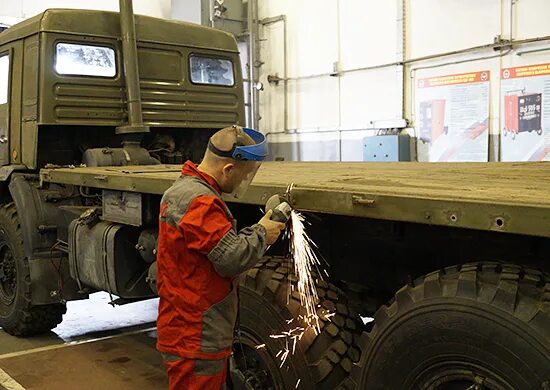 Техник автомобильной службы. Ремонт военной автомобильной техники. Служба горючего и смазочных материалов. Техобслуживание военной техники. Техник автомобильной службы.