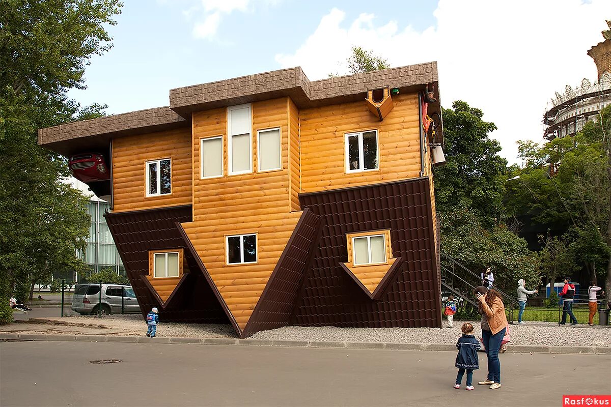 Дом перевертыш в кунгуре. Почему дом наоборот. Музей дом перевертыш москва. Дом вверх дном фильм 2003. Перевернутый дом кемерово комсомольский парк.
