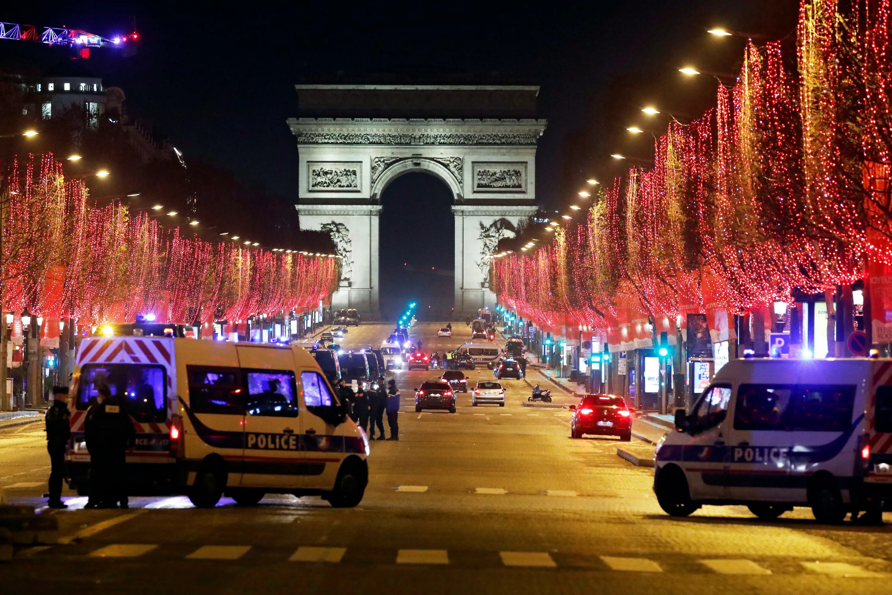 31 декабря событие. Елисейские поля в Париже. Новый год во Франции Елисейские поля. Франция Елисейские поля полиция. Франция Елисейские поля фото.