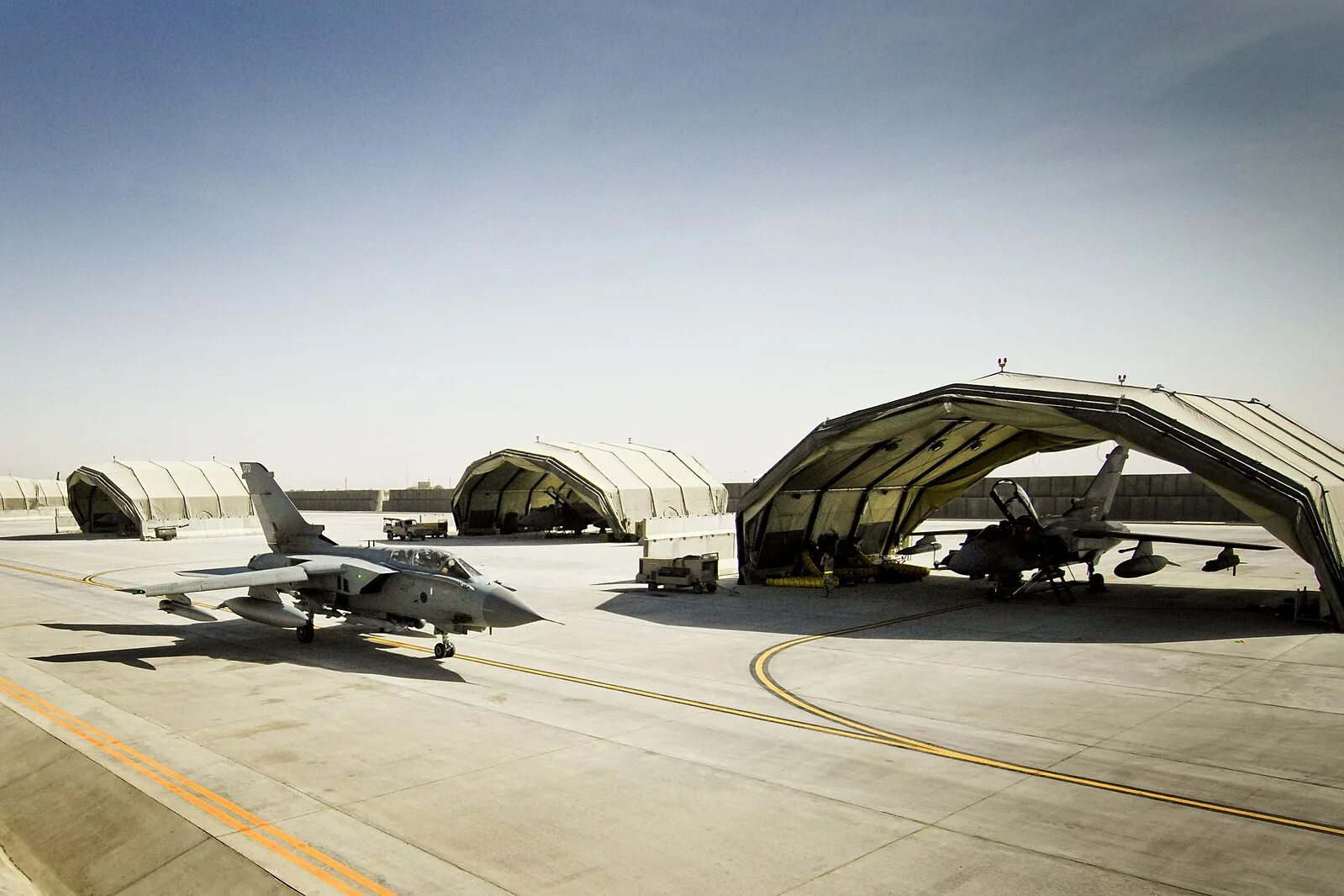 Аэродром что это. США Военная вертолетная база. Аэропорт Кандагар. Военный аэродром США ангар. Аэродром ВВС США.