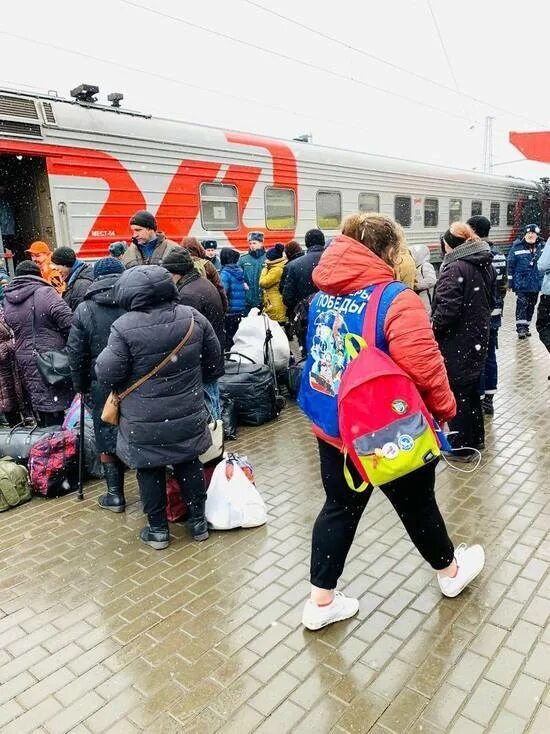 Нижний приезд. Люди на вокзале. Переселенцы. В Нижнем Новгороде беженка из Украины. Новгород беженцы.