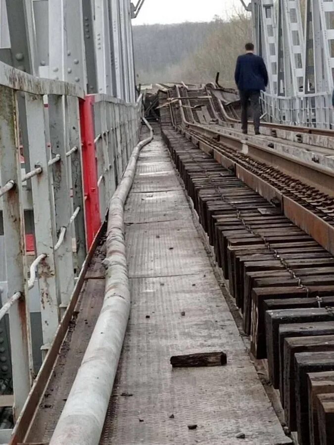 На жд пути нашли гранату мцд 4. Подорванные железнодорожные пути. железнодорожный мост белгород. диверсия на железной дороге. разрушенные железные дороги.