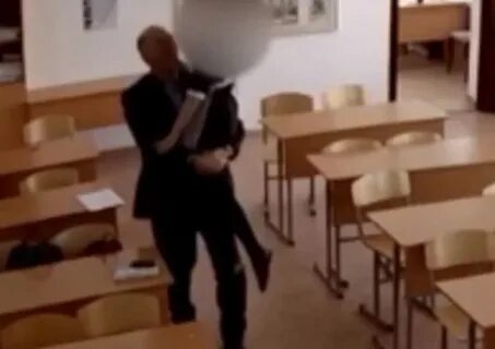 Учитель ученицу в школе