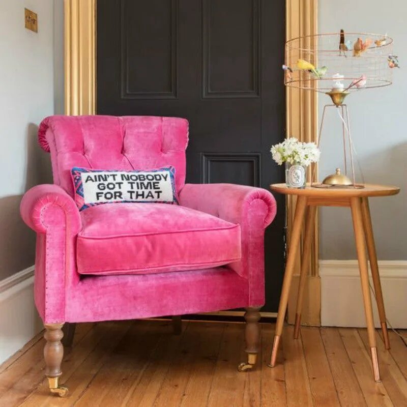 Розовый диван. Розовый диван в интерьере. Ярко розовый диван. Розовый диван для маленькой комнаты.