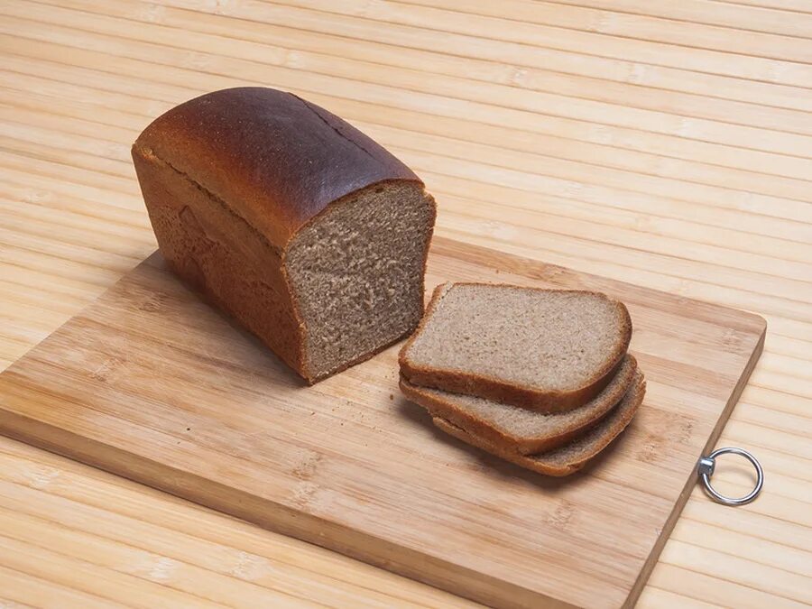 Кусок буханки хлеба. Нарезанный хлеб. Буханка черного хлеба. Буханка хлеба кирпичик. Резать хлеб.
