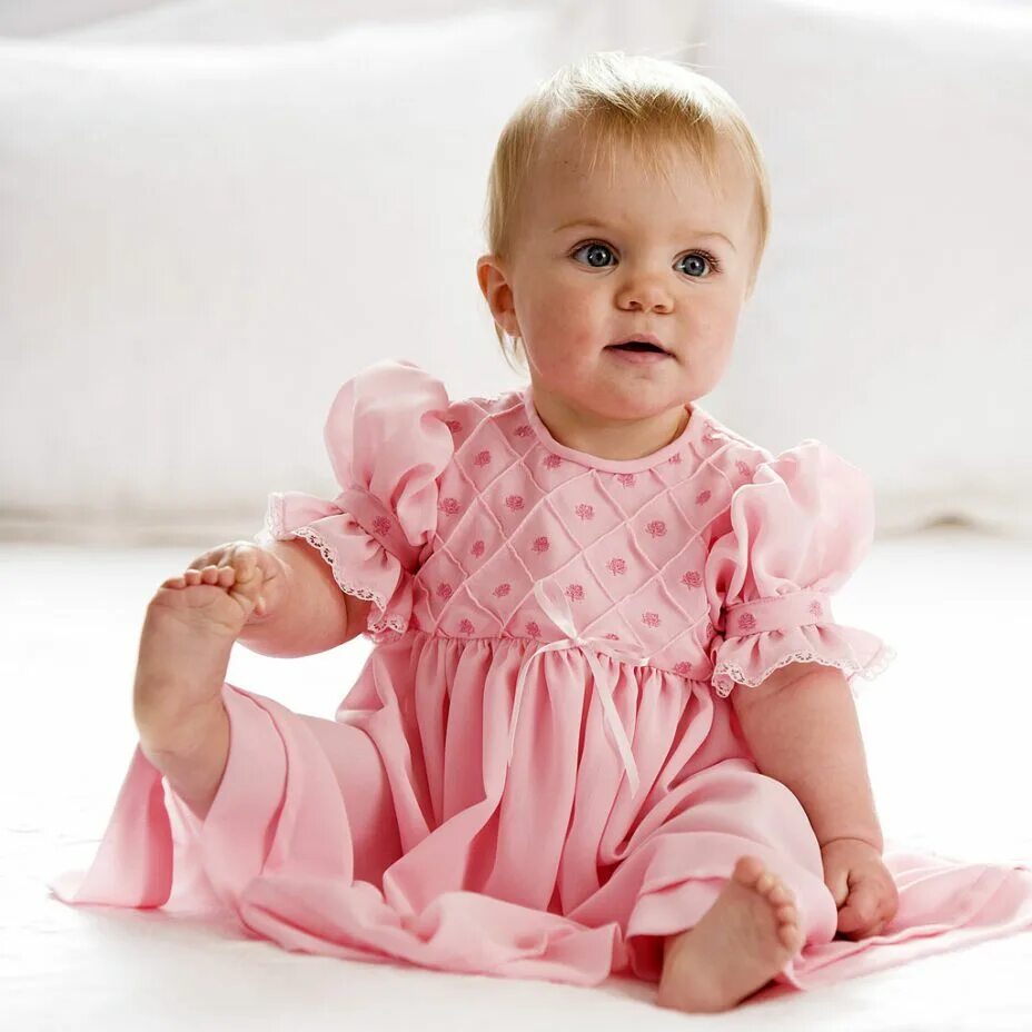 Маленький ребенок годовалый. Малыши в красивых нарядах. Платье для малышки. Платья для новорожденного девочек. Красивое платье для малышки.