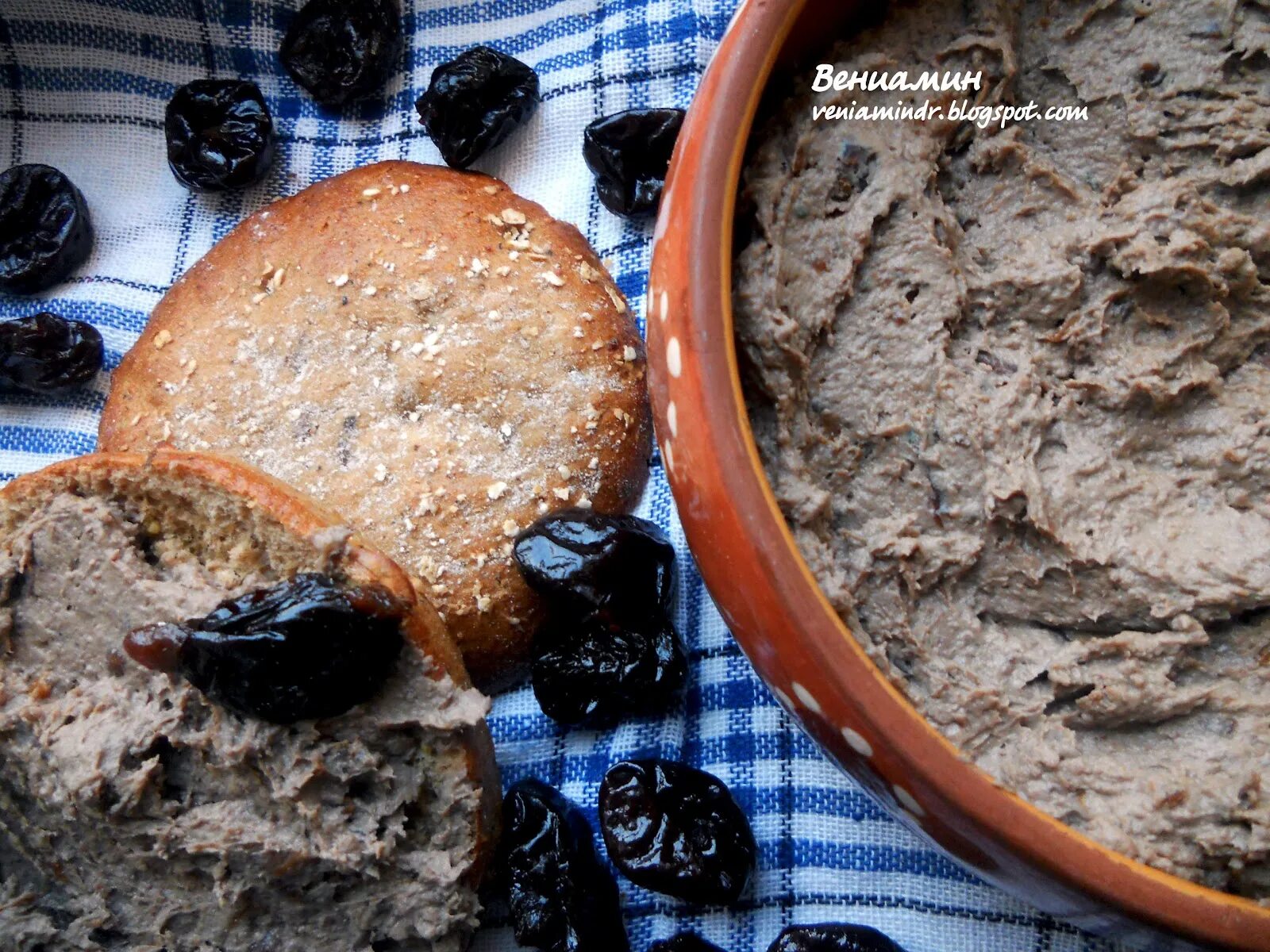 Паштет из куриной печени с черносливом. Паштет печеночный с черносливом. Запеченный паштет с черносливом. Паштет из утиной печени с черносливом. Паштет с черносливом