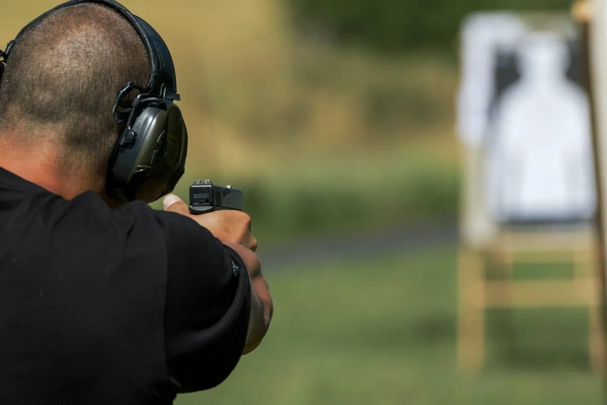 Gabala shooting club. Стендовая стрельба по тарелкам. Police shooting range. Shooting man. Винтовка стоковое фото.