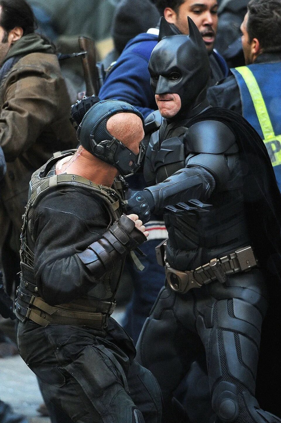 Возрождение легенды актер. Том харди темный рыцарь возрождение. том харди темный рыцарь возрождение легенды. бэтмен темный рыцарь бейн. темный рыцарь возрождение бейн.