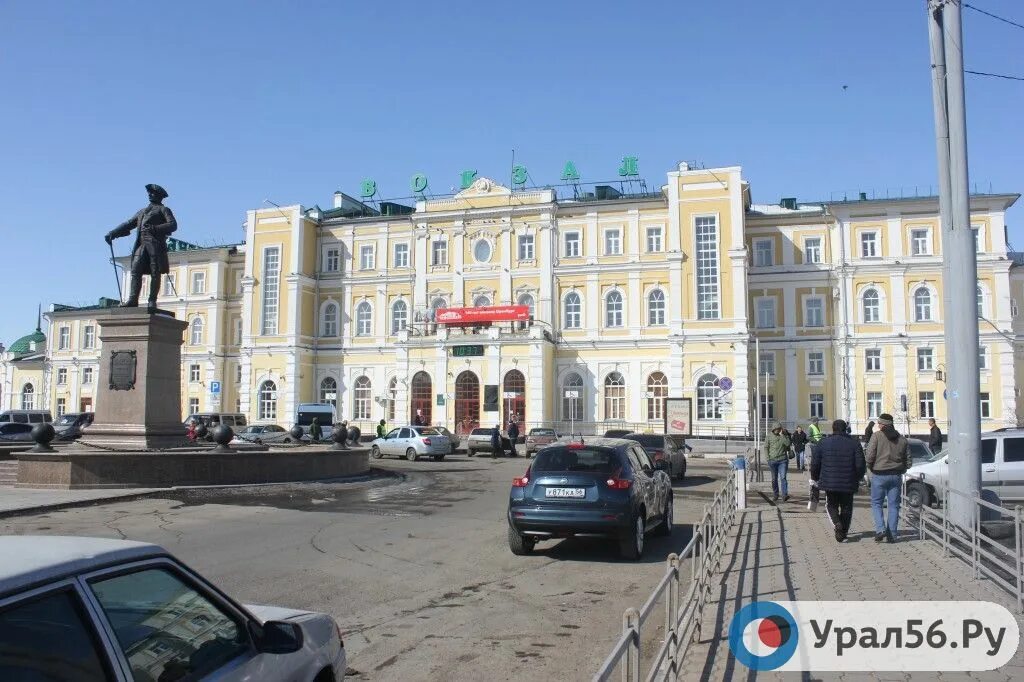 Жд вокзал оренбург газели. Вокзал оренбург внутри. Привокзальная площадь оренбург. Вокзал оренбург. Железнодорожный вокзал оренбург.