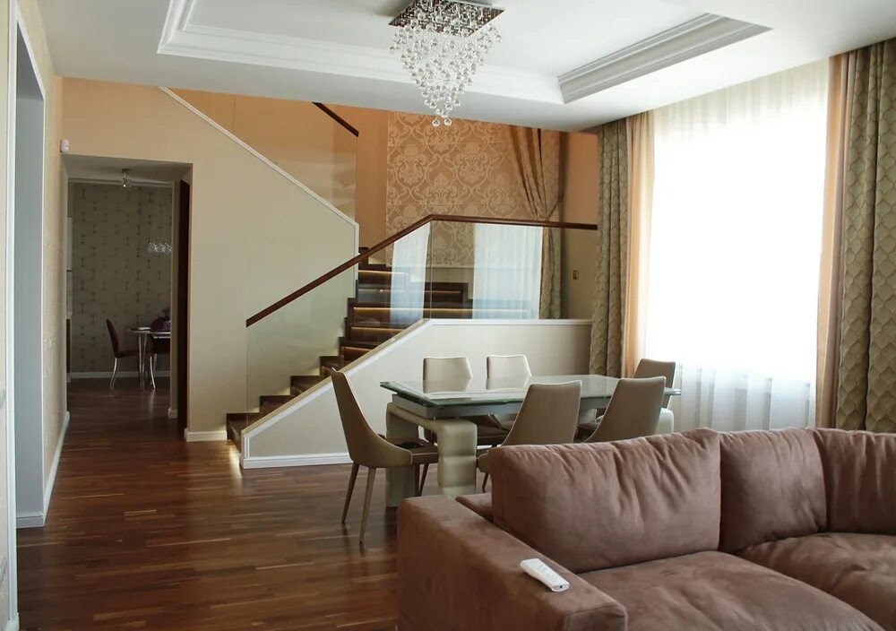 Красивые гостиные с лестницей. 3 й этаж. Двухмаршевые лестницы на второй этаж в частном доме. Мост багратион древо жизни. 3 й этаж.