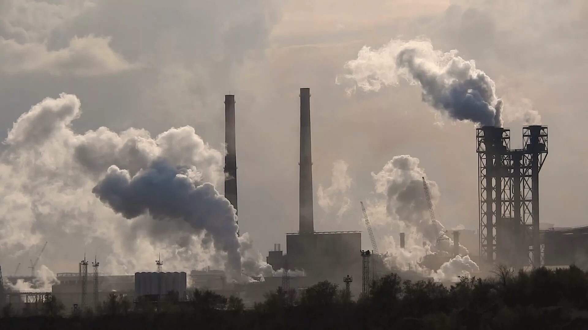 Bad pollution. Загрязнение воздуха. Заводы и фабрики загрязняют воздух. Выбросы заводов. Фабрики и заводы выбрасывают в атмосферу.