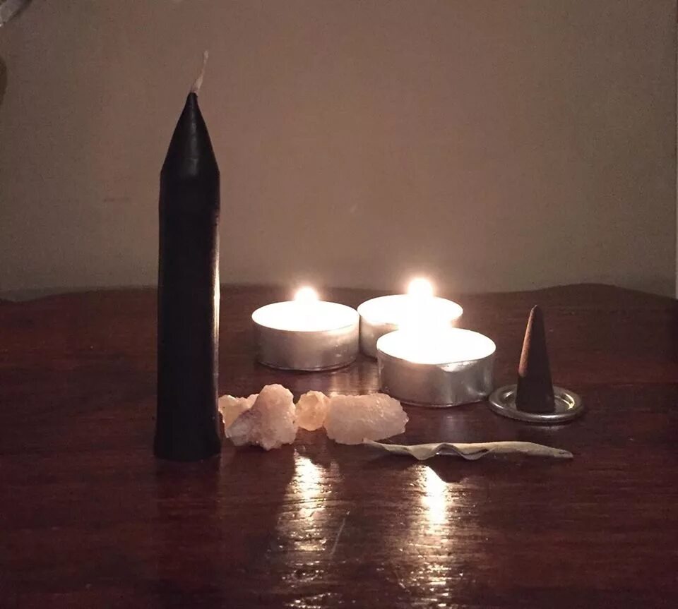 Песня черная свеча. Свеча черная. Черная ритуальная свеча. Ритуальные фигурные свечи. Обряд с черной свечей.