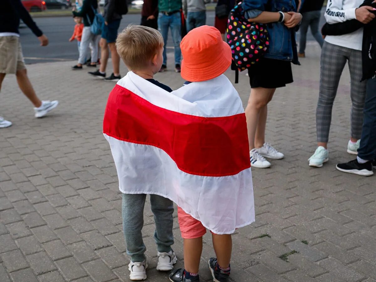 Детей забирают беларусь. Табличка возьми ребенка за руку. Детей забирают беларусь. Детей забирают беларусь. Детей забирают беларусь.