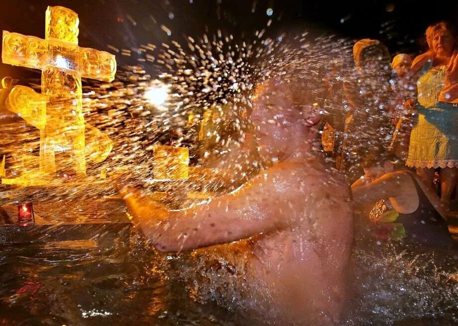 прорубь зимой. крещение прорубь. крещение зимой. крещение прорубь. купание в проруби.