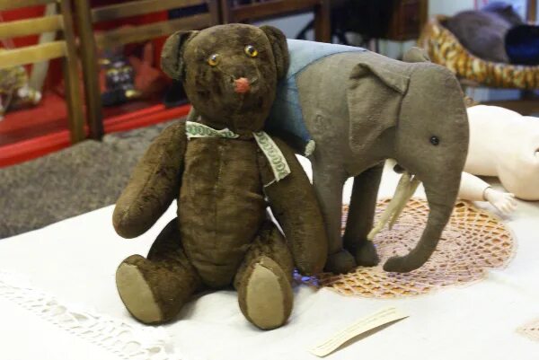 Игрушки детей блокадного ленинграда. Музей петербург блокадная игрушка. Музей блокады ленинграда кукла. Блокада дети игрушки. Игрушки детей блокадного ленинграда.