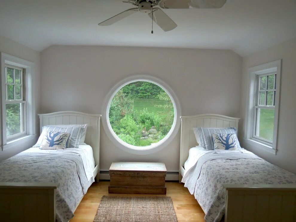 Найдите ширину одного окна в спальне. Дом с круглыми окнами. Домик с круглыми окнами. Комната с круглым окном. Необычные окна в спальне.