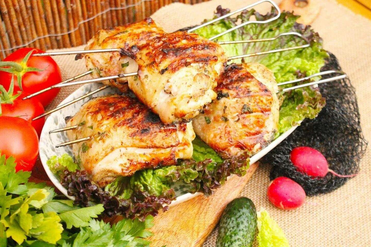 Чтобы куриный шашлык был сочный. Шашлык из куриных бедрышек. куриные бедра на мангале. бедро куриное шашлык. шашлычок из куриного бедра.