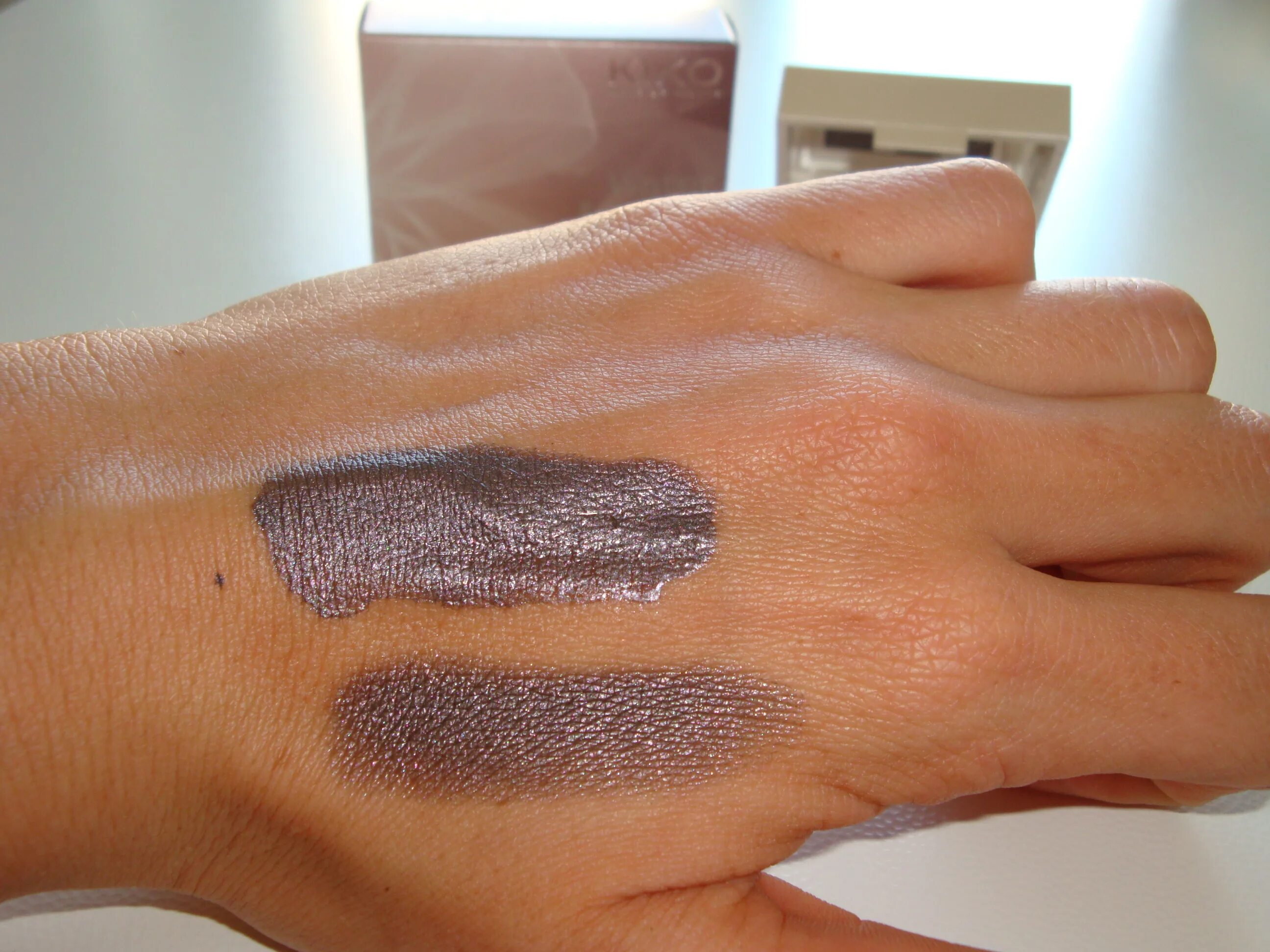 Kiko milano water eyeshadow. Huda beauty smokey obsessions. Kiko unlimited stylo 21 свотчи. Chanel eyeshadow palette. Clinique strawberry ice 17.
