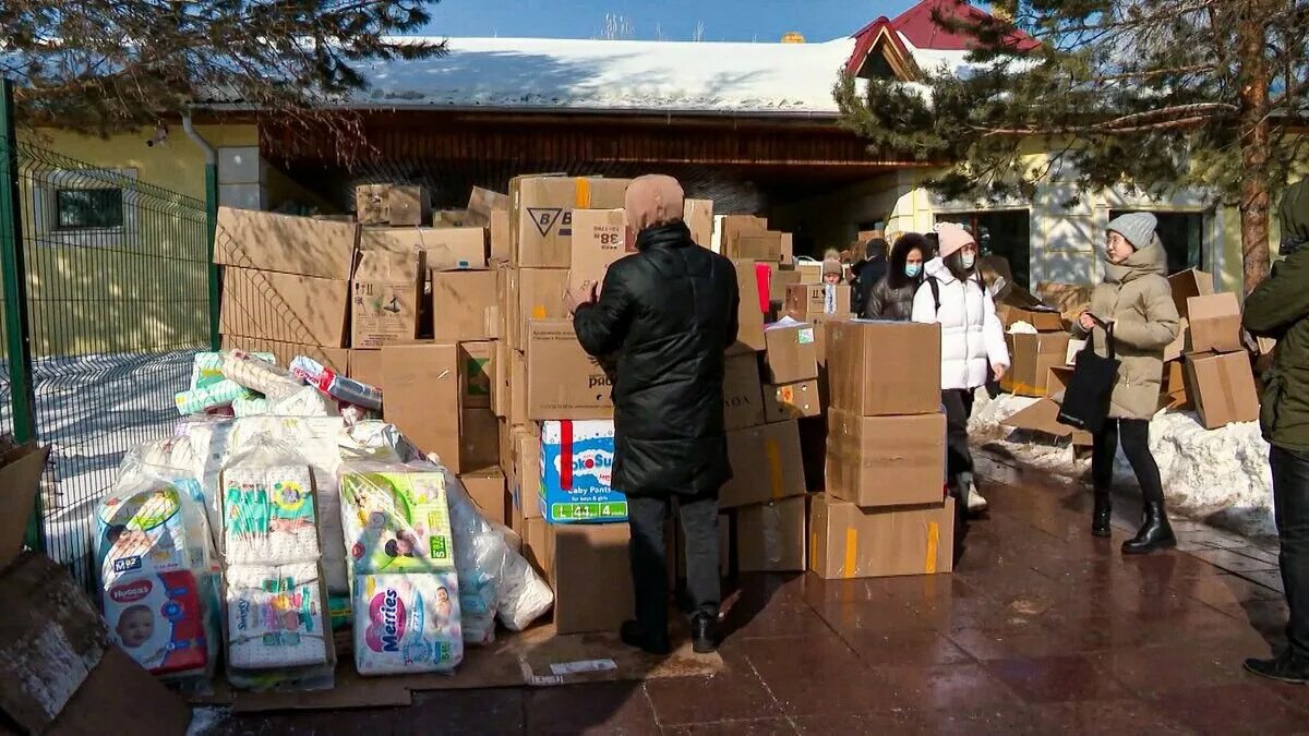 Что будет после помощи украине. Гуманитарка Украина. Гуманитарная помощь Украине. Гуманитарный груз медикаменты. Гуманитарка вещи.