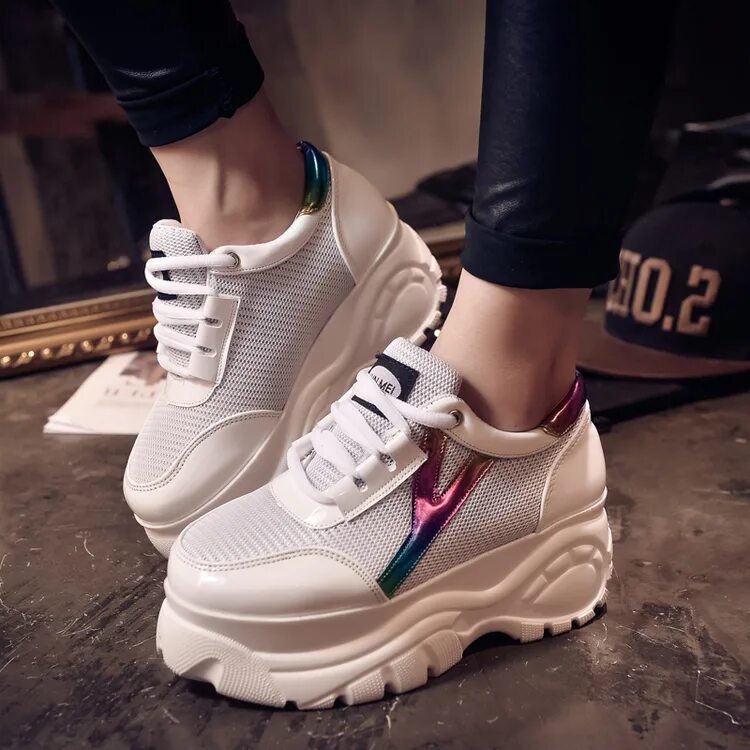 Джинсы с подворотами мужские. Какие кроссовки широкие. Топовые кроссовки для девушек. Модные кроссовки. Вице-президент nike.