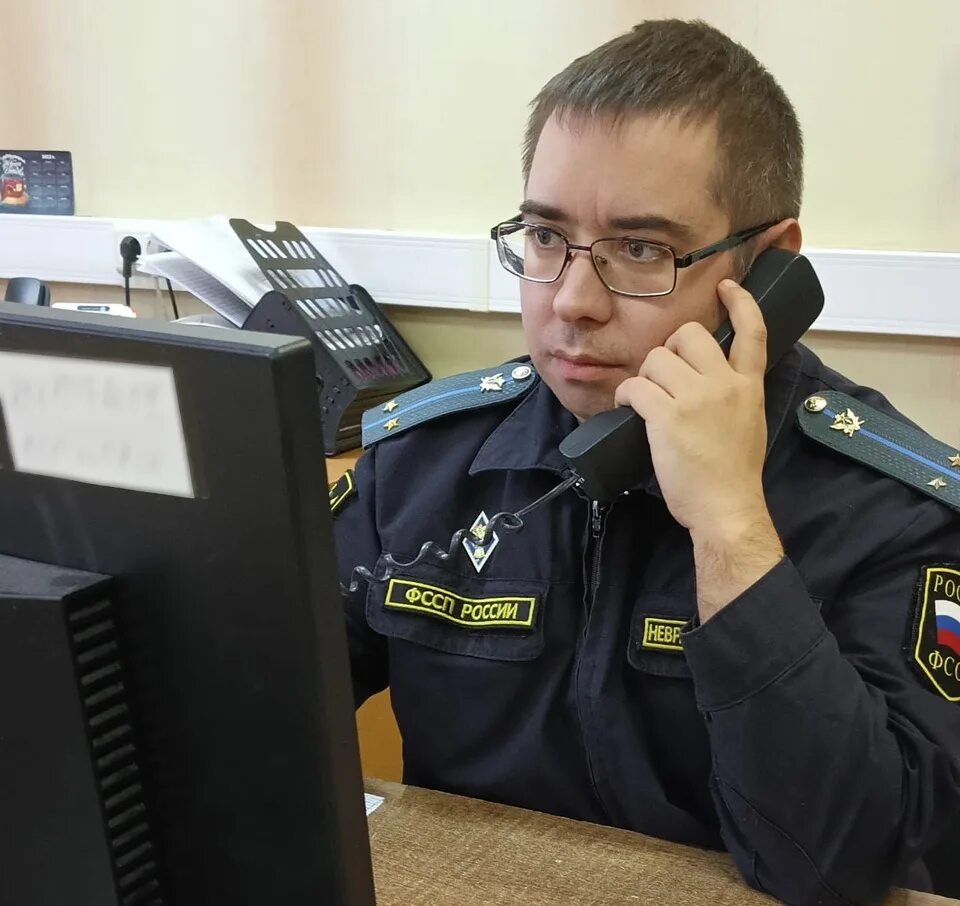 Судебные приставы. Пристав в коме. Профессия судебный пристав. Судебные приставы у двери. Пристав в коме.