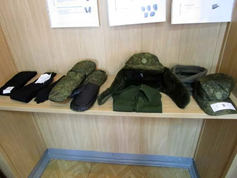 Какую форму выдают. Выдача обмундирования в армии. выдают форму в армии. стойка выдачи обмундирования. комплект который выдают в армии.