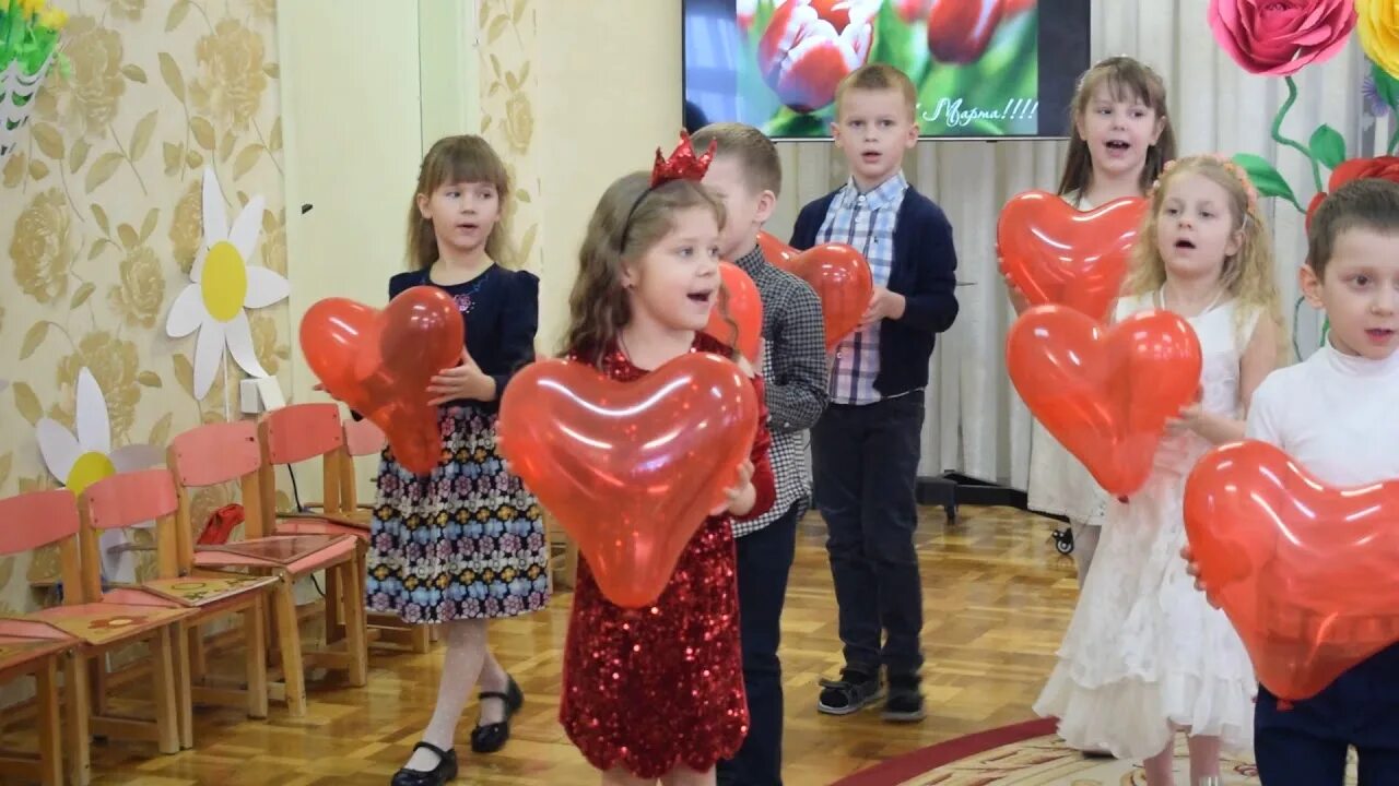 Песни про маму на утренник. Подарки мамам на утреннике. Сердечки на утреннике для мам. Игра бусы для мамы на утреннике.