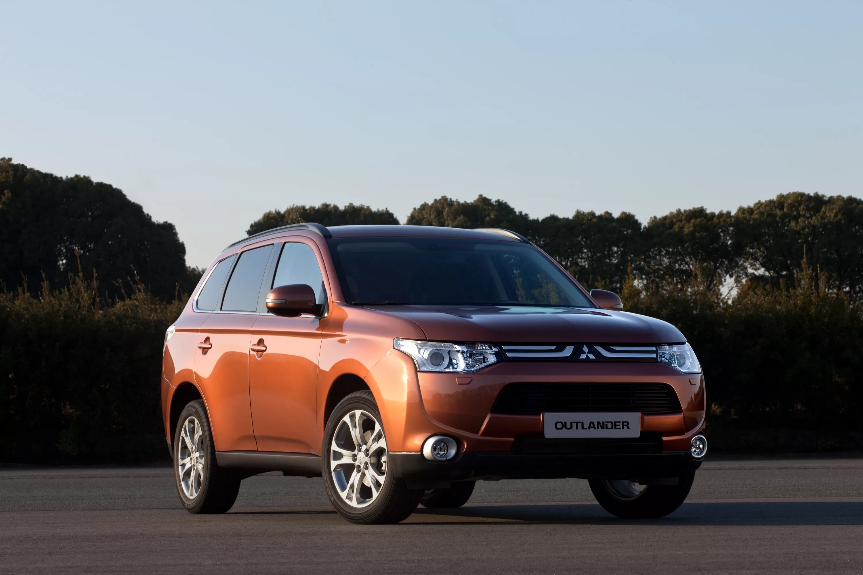 Мицубиси производитель. Кроссовер Митсубиси Аутлендер. Mitsubishi Outlander 2012. Мицубиси Аутлендер 3. Мицубиси Аутлендер паркетник.