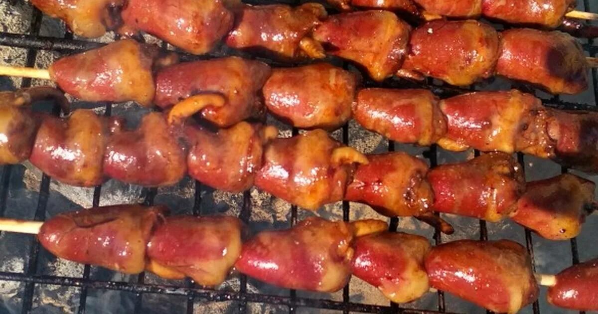 Куриные сердечки на мангале. Сердечки на мангале маринад. Сердечки шашлык. Шашлычки из куриных сердечек. Шашлык из куриных сердечек на мангале.