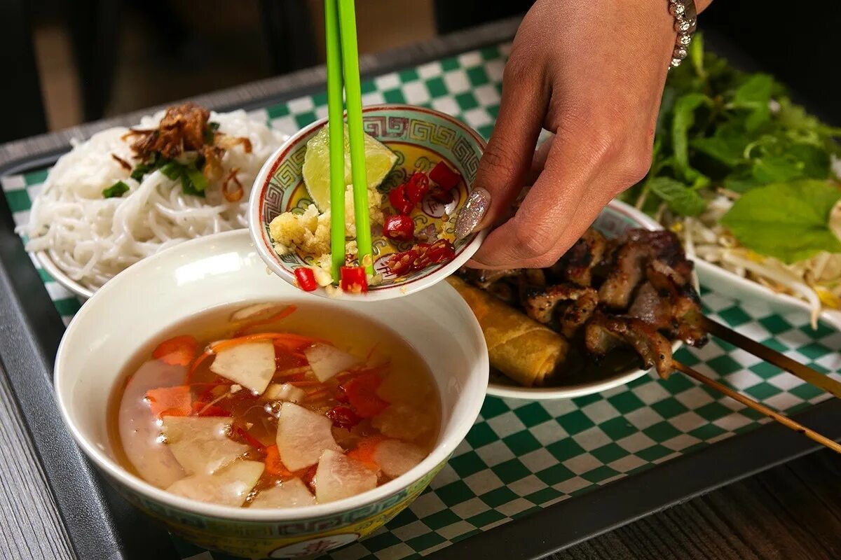 Bún bò huế. Вьетнамская кухня суп фо бо. Суп лау вьетнам. Фо ши мин вьетнамская кухня. Вьетнамский суп бун.