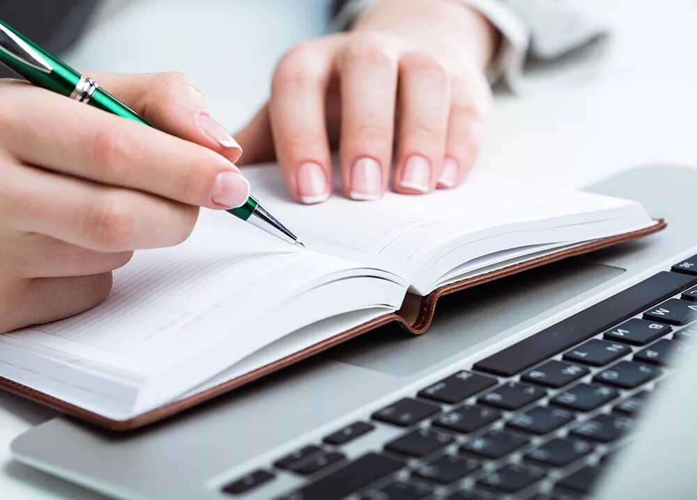 Корректор в редакции. Корректор в типографии. Корректор в редакции. Корректура и редактура текста. Журналист за работой.