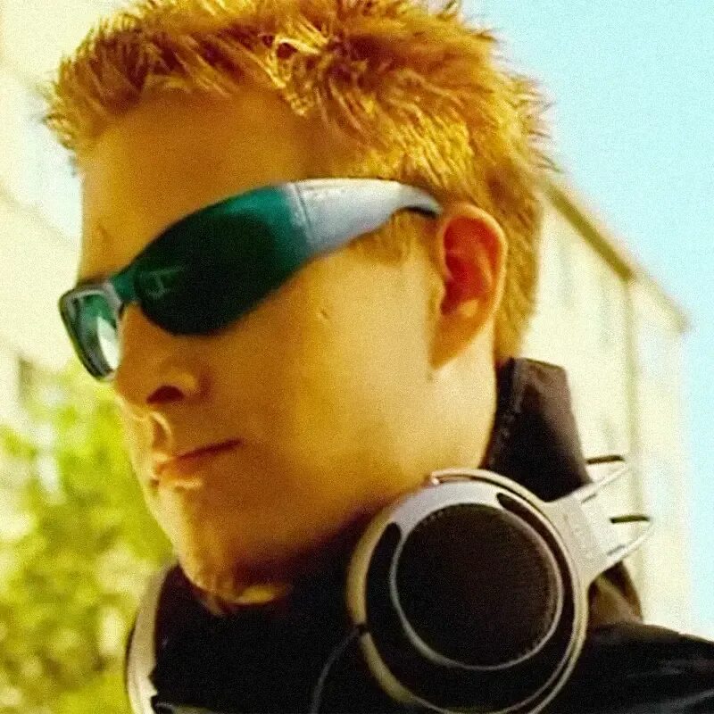 Darude sandstorm mp3. Darude в очках. Darude финский музыкальный продюсер. Darude Sandstorm игра.