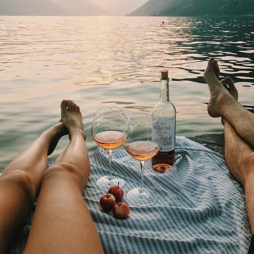 Учимся наслаждаться жизнью. Вино и море. Море романтика. Бокал на пляже. Девушка с вином у моря.