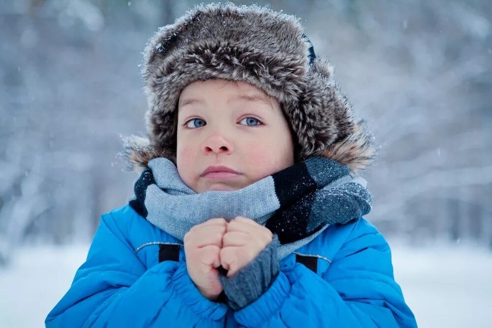 Ребенок замерз. Мальчик зимой. Зима для детей. Дети зимой. Cold and snowy