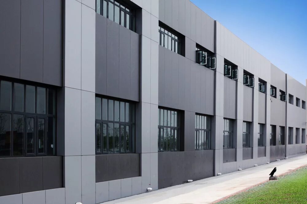 фасады зданий из композита. серый фасад дома хай тек. здания в поселке. здание серого цвета. современные производственные здания.