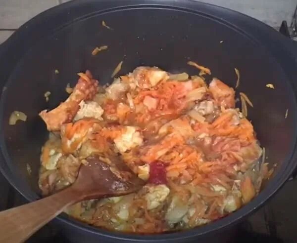 Как потушить капусту с мясом в кастрюле. Тушёная капуста с мясом в кастрюле. тушеная капуста с томатной пастой в кастрюле. тушёная капуста с мясом в казане. тушёная капуста с мясом на сковороде с томатной пастой.