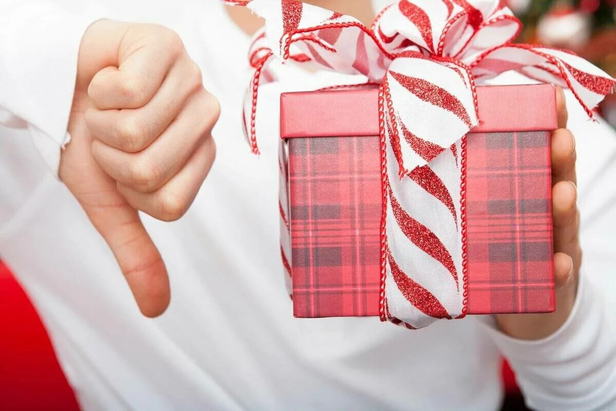 Подарок женщине. Выбрать подарок человеку. Подарок. Парень дарит девушке подарок. Подарок " мужчине".
