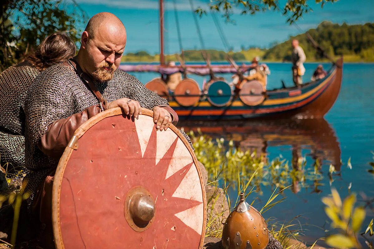 Викинги в древней Руси. Викинги реконструкция. Эпоха викингов реконструкция. Викинги реконструкторы. Реконструкция викингов